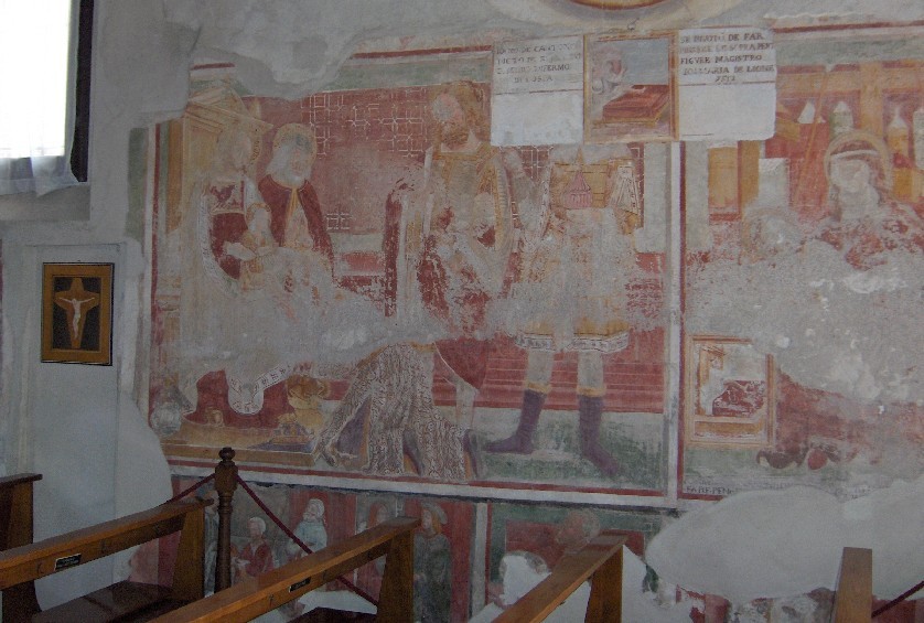La parete di destra dell'interno della Chiesa di Santa Maria in Binda, porzione anteriore