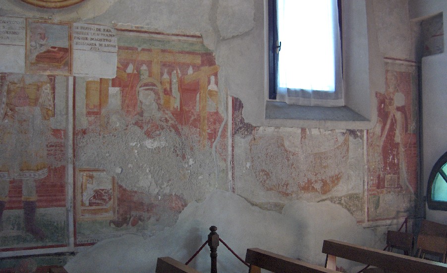 La parete di destra dell'interno della Chiesa di Santa Maria in Binda, porzione posteriore