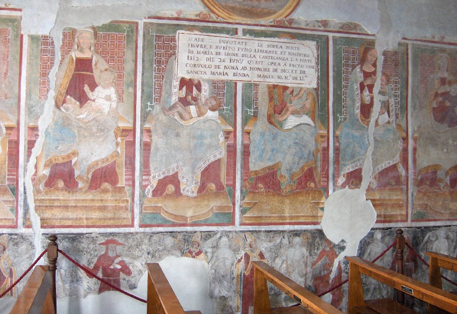 La parete di sinistra dell'interno della Chiesa di Santa Maria in Binda