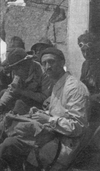 7 luglio 1929: Pietro Giulio Bosisio, al centro della foto, in attesa dell'inaugurazione del Bivacco Taveggia