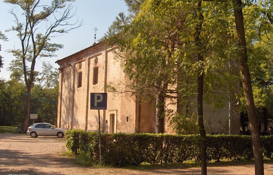 L'esterno della Chiesa di Santa Maria in Agro