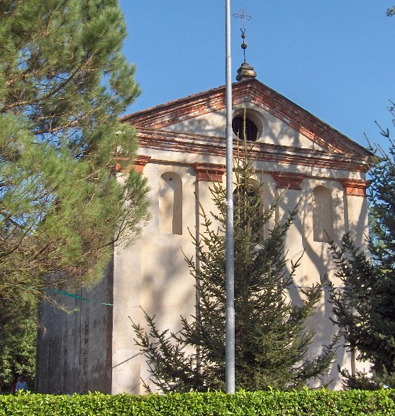 La facciata della chiesa di Sancta Maria in Agro