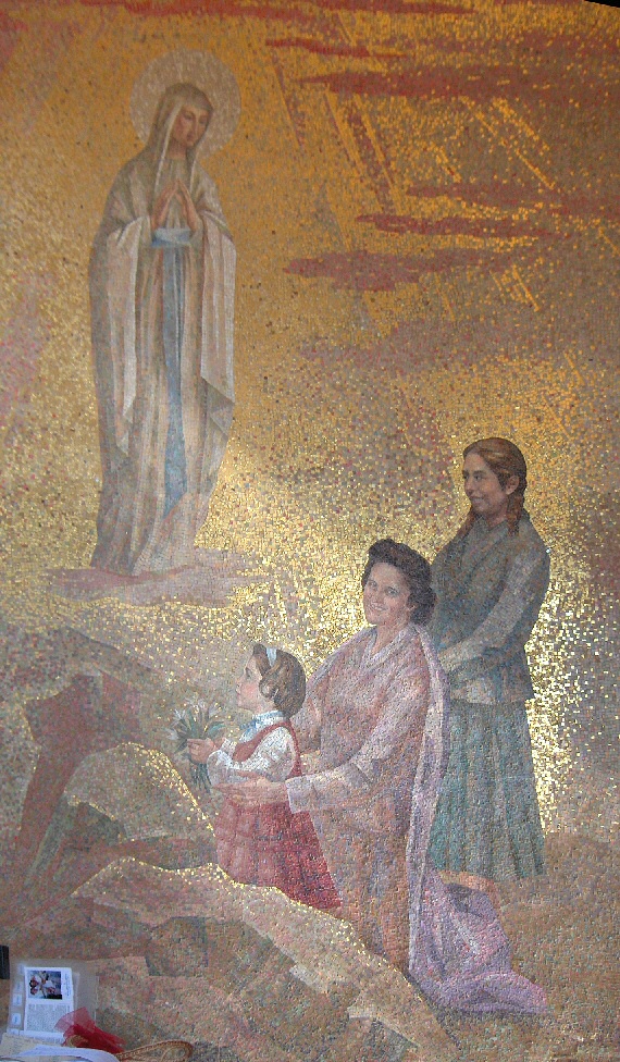Il mosaico che raffigura Santa Gianna, Mariolina e Teresina davanti alla Madonna di Lourdes
