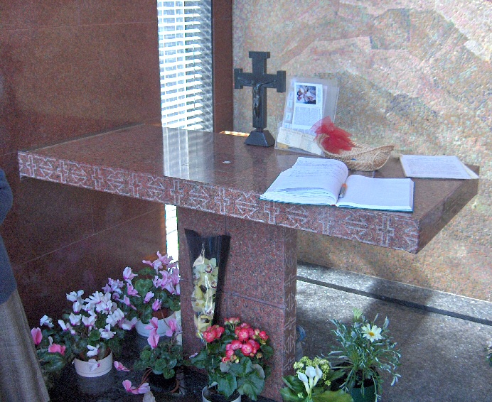 L'altare della Cappella in granito rosso di Baveno
