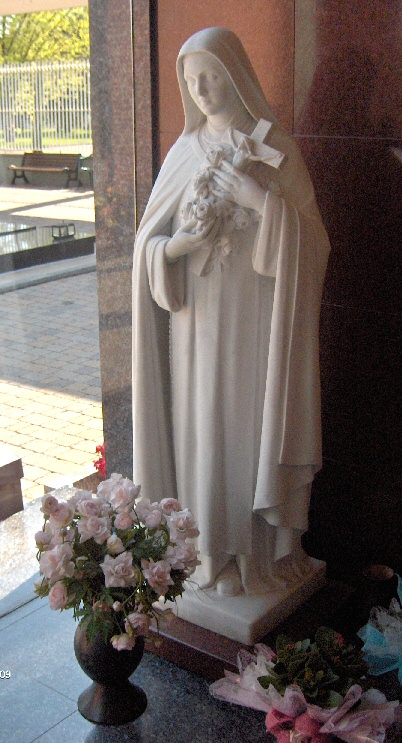 La statua di Santa Teresina