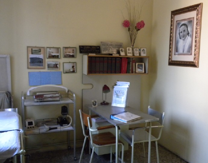 Lo studio medico della Santa in piazza Santa Gianna Beretta Molla a Mesero