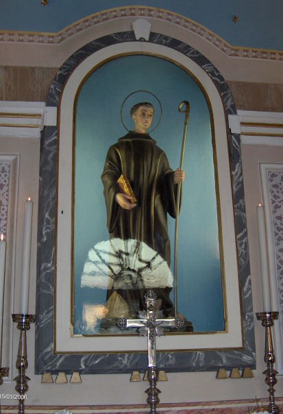 La statua di San Mauro nella cappellina, così come si presenta oggi