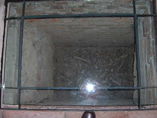Una delle tombe scoperte nella cappella di San bartolomeo (foto dell'autore di questo sito)