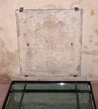 Cappella di S. Bartolomeo: pietra tombale (foto dell'autore di questo sito)