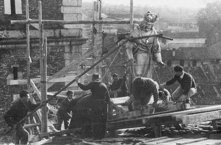 Posa della statua di Cristo Re sul colmo della facciata il 1 Novembre 1954