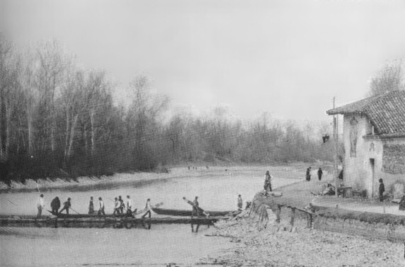 Il Naviglio Grande presso la Cascina Castellana in una foto del 1903