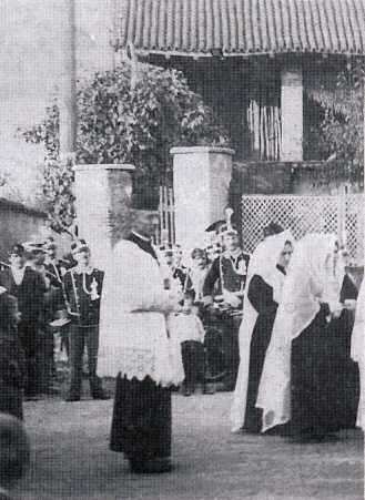Don Antonio Pifferi in processione presso la cappella di S. Mauro, 1905