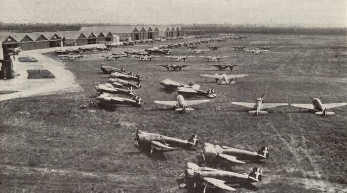 Veduta d'insieme degli hangar e del piazzale erboso; in primo piano alcuni Ba.65