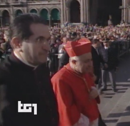 Mario Spezzibottiani con il Cardinale Dionigi Tettamanzi (dal TG1 del 5 agosto 2017)
