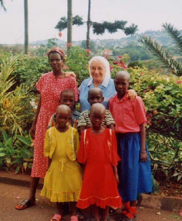 Suor Castini con una famigliola ugandese a Kampala il 29 luglio 2009