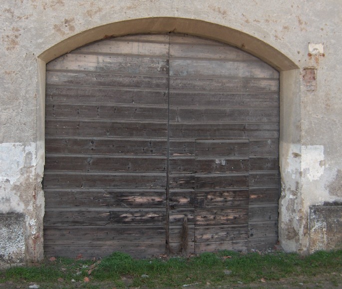 Caratteristico portone ottocentesco in via Matteotti