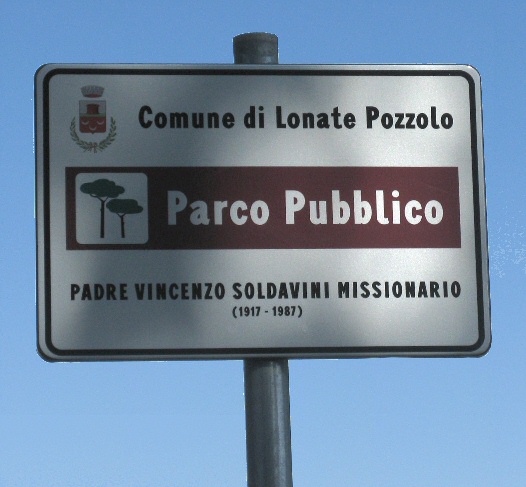 La targa che intitola il parco a Padre Vincenzo (foto di Romana Ferrario)