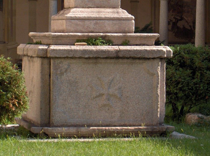 La croce chiaramente effigiata sulla base della colonna di San Giovanni