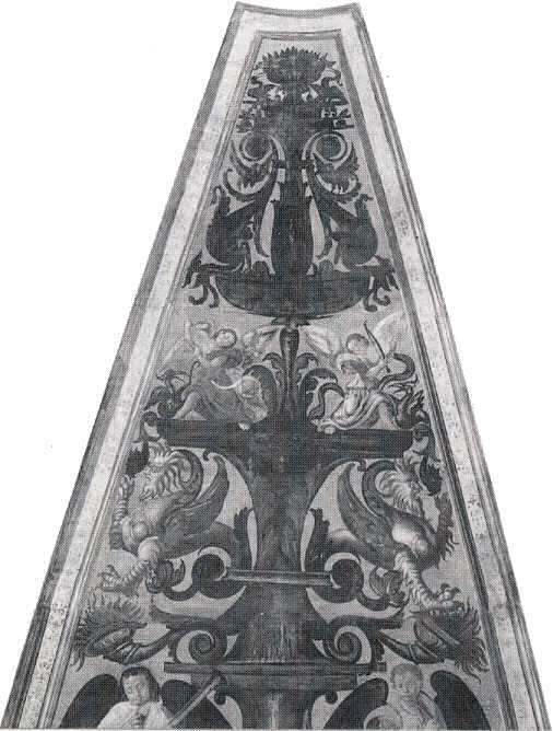 Una delle candelabre dell'abside
