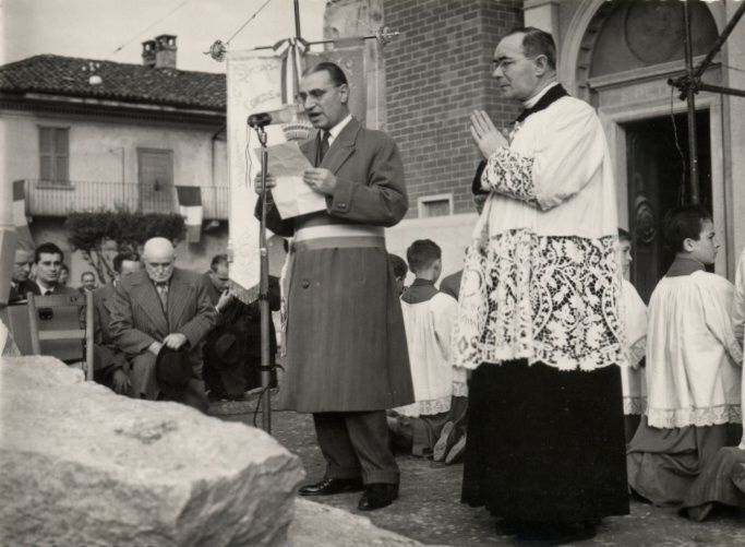 Don Antonio Tagliabue con il sindaco Angelo Turri nel 1963 (foto di proprietà della signorina Giuseppina Peraboni)