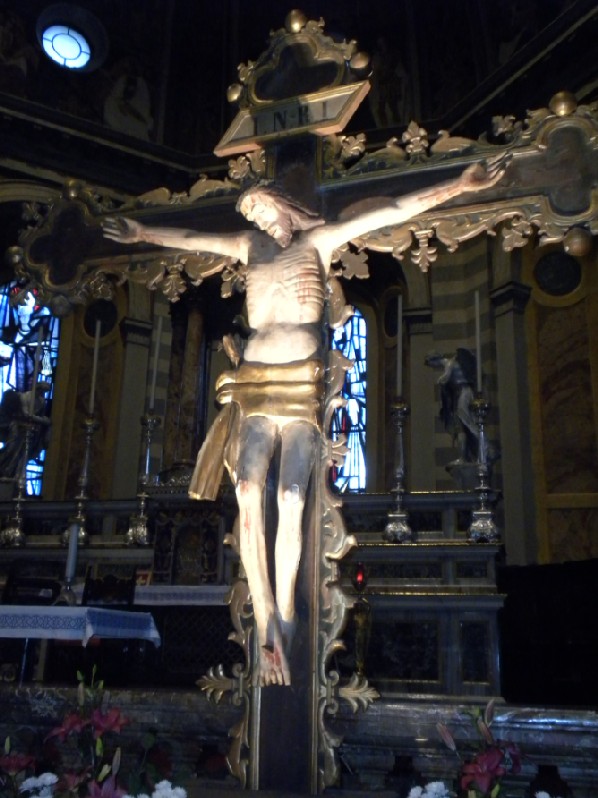 Il crocifisso dell'arco trionfale esposto davanti all'altare prima del restauro