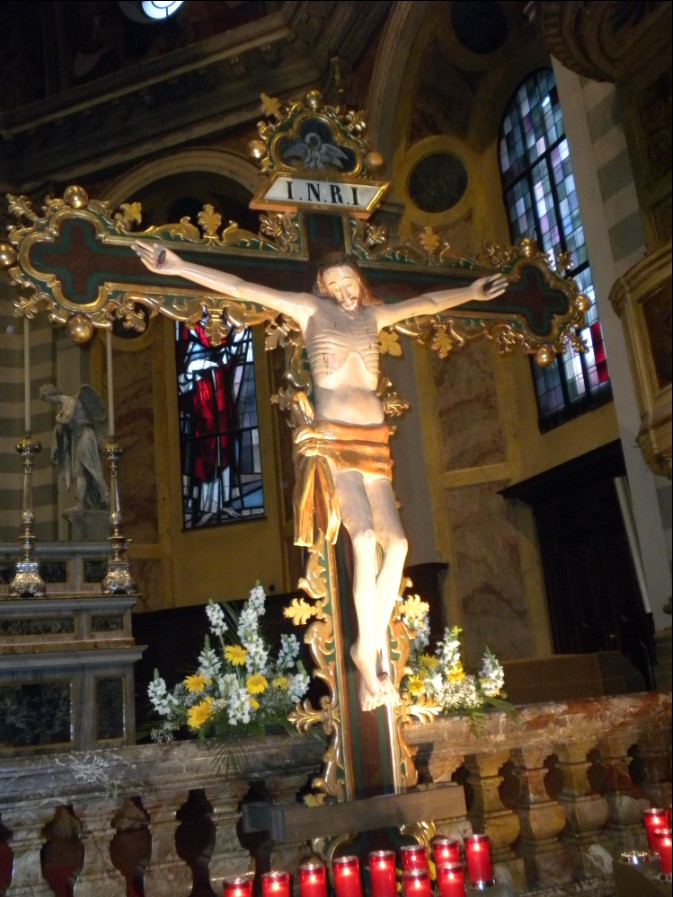 Il crocifisso dell'arco trionfale esposto davanti all'altare dopo il restauro