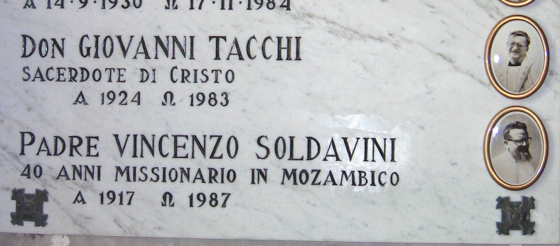 La lapide in ricordo di don Giovanni Tacchi e padre Vincenzo Soldavini nel cimitero di Lonate Pozzolo