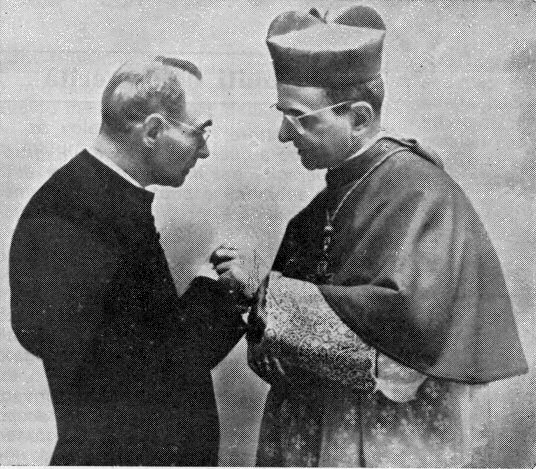 Il prevosto di Lonate Pozzolo, Monsignor Antonio Tagliabue, con l'Arcivescovo di Milano (e futuro Papa) Giovanni Battista Montini