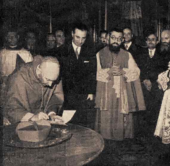 Il Cardinale firma la bolla di consegna del corpo del Martire