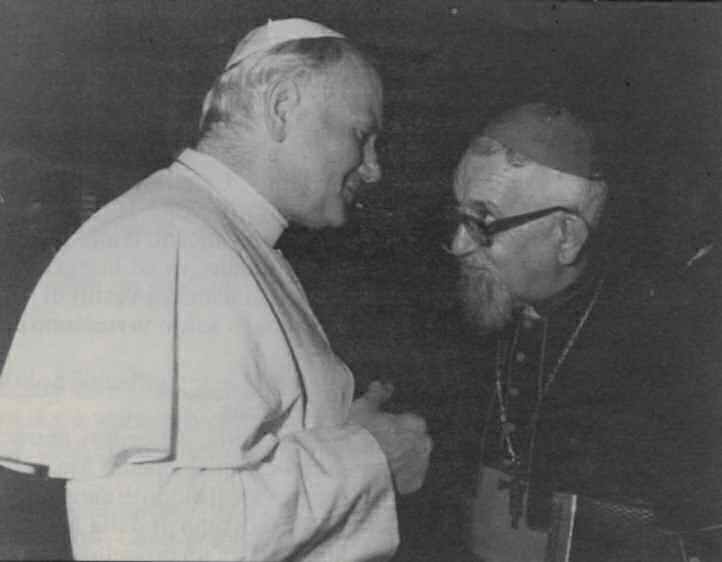 Monsignor Beretta, già avanti negli anni, con Giovanni Paolo II