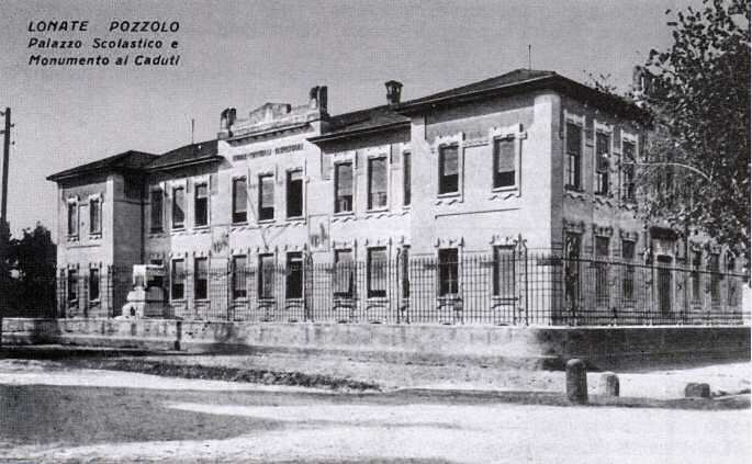 L'edificio delle scuole elementari negli anni Venti