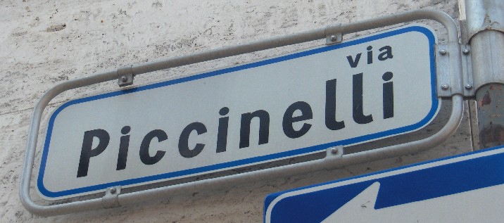 La targa della via dedicata a Camillo Piccinelli