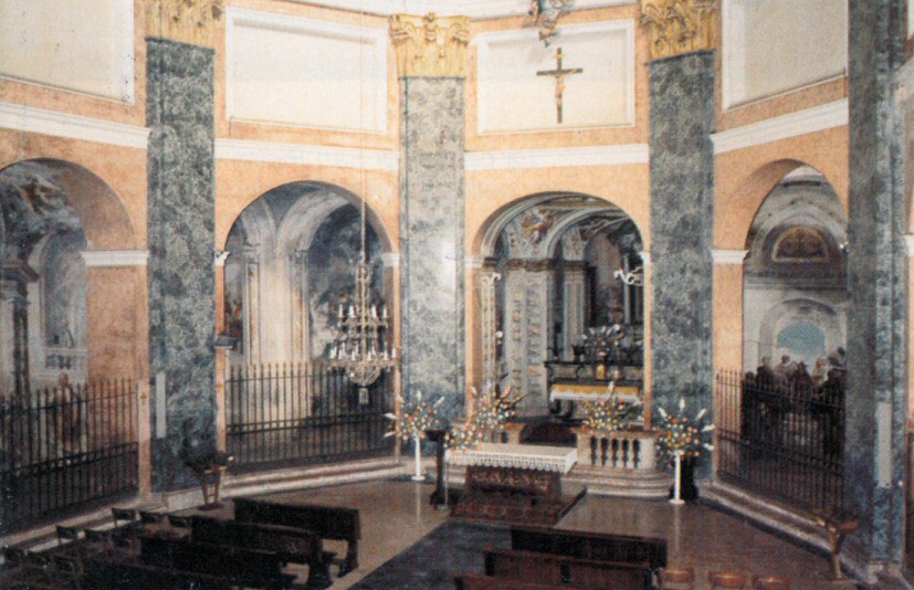 L'interno del Santuario con le cappelle laterali