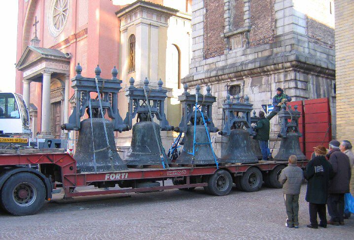 Le campane vengono caricate sul camion che le porterà alla ripulitura: un'occasione per vederle tutte schierate in bell'ordine (foto di Alessandro Iannello)
