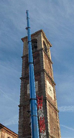 La gru viene posizionata presso il campanile (foto dell'autore di questo sito)