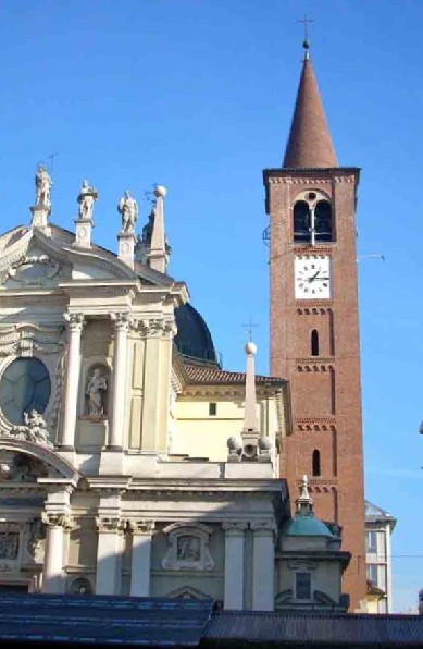 Il campanile quattrocentesco della basilica di San Giovanni a Busto Arsizio, costruita all'inizio del seicento