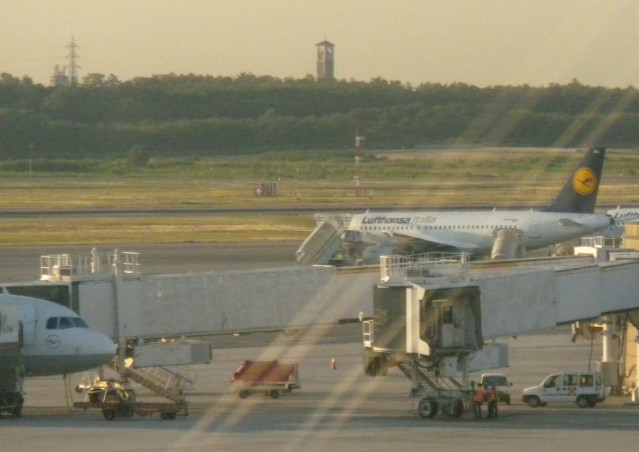 Il campanile di Lonate visto dal Terminal 1 di Malpensa 2000