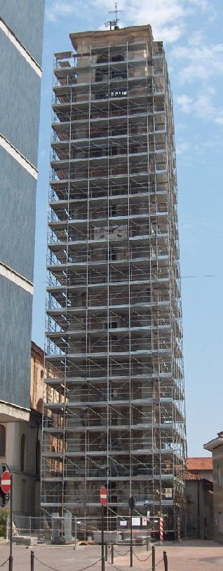 La torre campanaria in restauro il 29 aprile 2007 (foto dell'autore di questo sito)