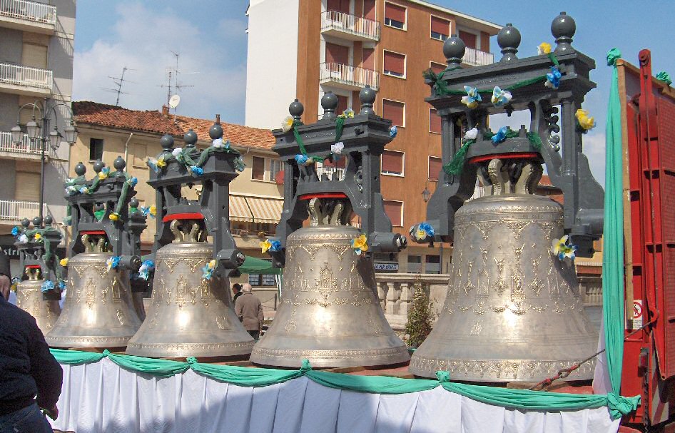 25 marzo 2006: tirate a lucido e tornate come nuove, le campane fanno la loro ricomparsa sulla piazza! (foto dell'autore di questo sito)