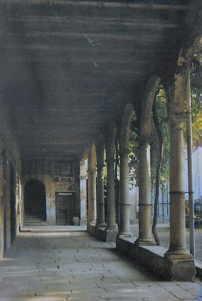 Il lato est del chiostro così come si presentava fino al 1992; in fondo, la porta di accesso al monastero