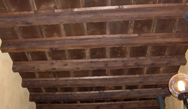 Il soffitto a cassettoni, opportunamente restaurato