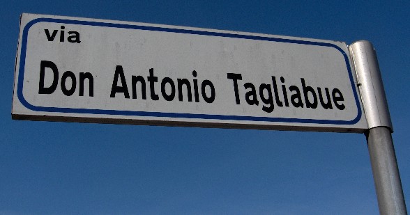 La targa della via intitolata a don Antonio Tagliabue