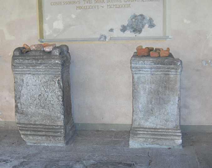 Le steli dedicate a Diana e a Silvano, oggi nella Via Crucis (foto dell'autore di questo sito)