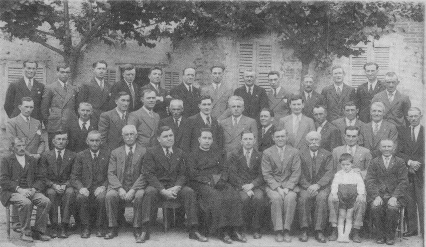 Gli Uomini dell'Azione Cattolica con don Giuseppe Cereda, nel 1932. Giuseppe Caroli e l'ultimo a destra, in alto