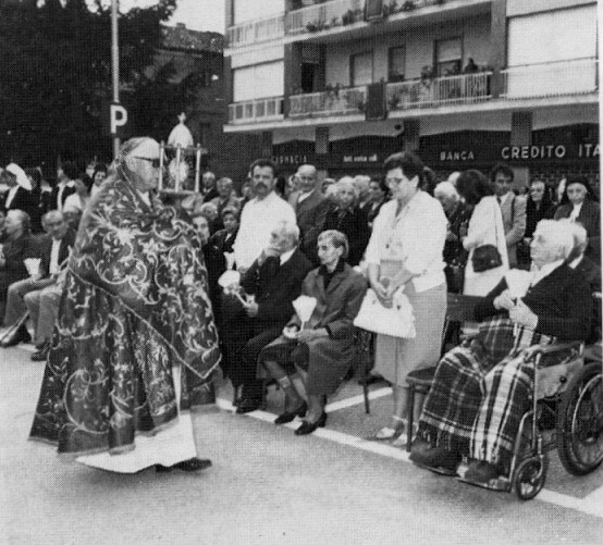 Benedizione dei malati in piazza Sant'Ambrogio nel 1981