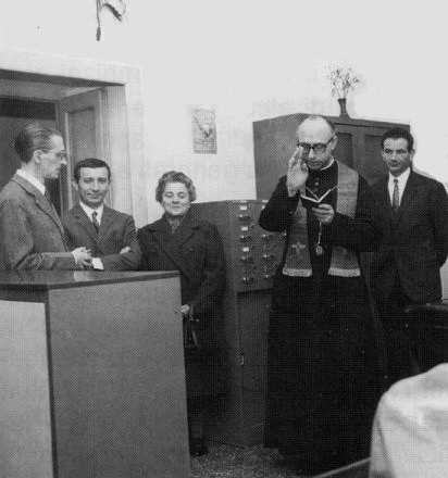 Marzo 1966, inaugurazione della Biblioteca Popolare Comunale; da sinistra: Giandomenico Oltrona Visconti, il dott. Luigi Tacchi, la maestra Paola Zaro, il sindaco prof. Carlo Soldavini