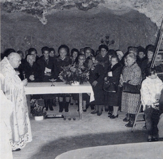 Omaggio alla Vergine nella grotta di Lourdes per la festa dell'Immacolata del 1990