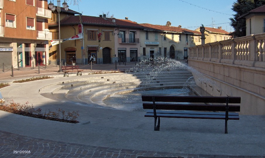 La nuova fontana davanti alla parrocchiale di S.Ambrogio, fotografata dall'autore di questo sito il 29/12/2005
