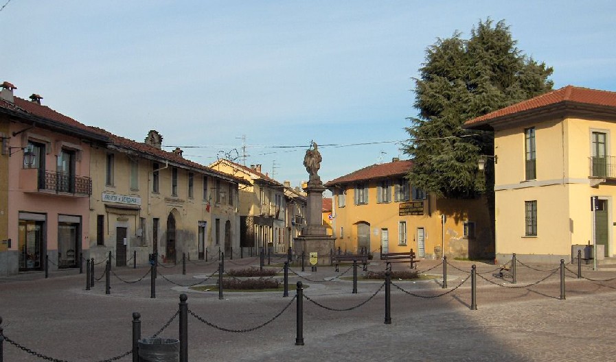 La nuova piazza S.Ambrogio con il monumento a S.Dionigi, fotografata dall'autore di questo sito il 29/12/2005
