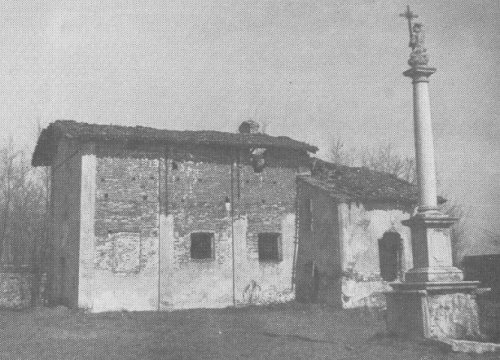 La chiesa di S. Giovanni in Campagna negli Anni Cinquanta. La colonna si trova ora nella "Via Crucis" di S. Ambrogio